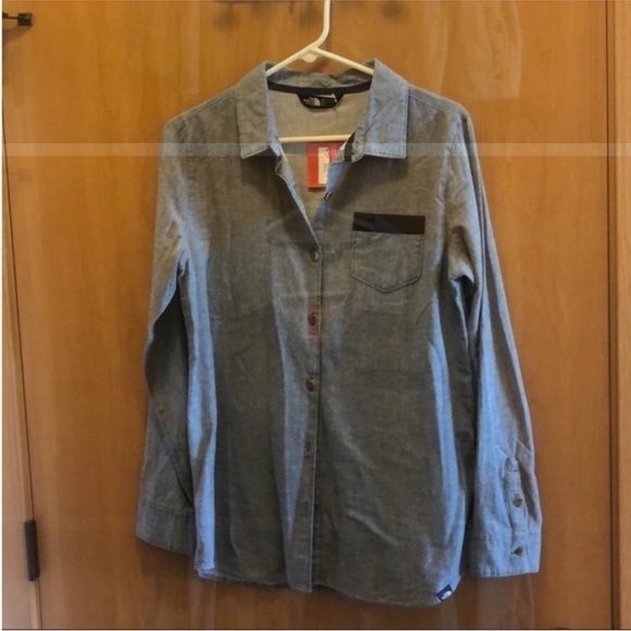 The North Face Size Medium Button Down Shirt. - Picture 5 of 11